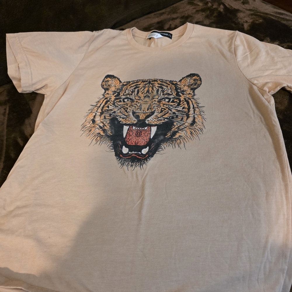 Graphic Tiger Tee in Peach
